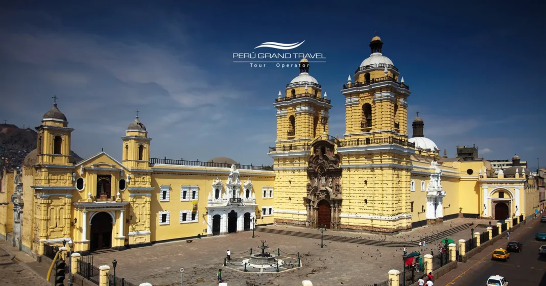 O exterior da Basílica e Convento de São Francisco, em Lima, exibe uma elegante arquitetura barroca e um charme histórico.
