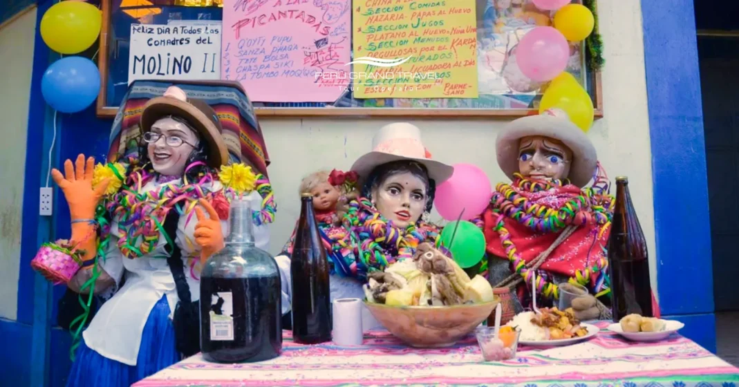 Bonecos tradicionais de “Compadres” do Carnaval de Cusco exibidos com comida local, chicha e decorações coloridas, representando a sátira andina e o humor festivo