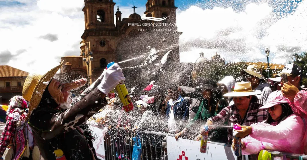 Carnaval em Cusco, pessoas participando das festividades, celebração peruana, praça principal de Cusco