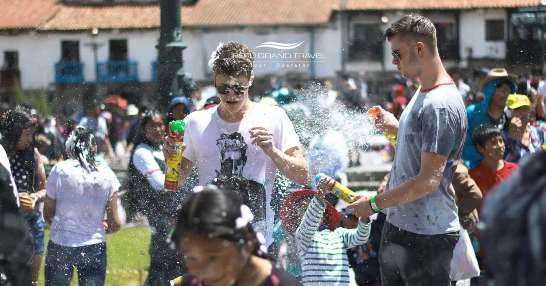 Carnaval no Peru com brincadeiras de rua com água e espuma em uma praça ensolarada, com multidões borrifando espuma e celebrando ao ar livre
