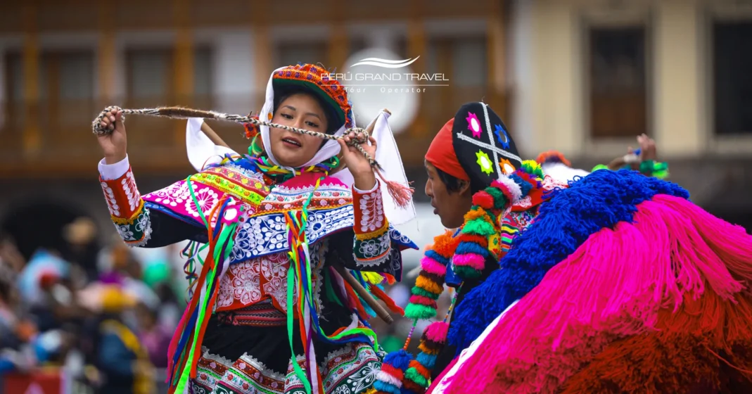 Carnaval no Peru com dançarinos andinos tradicionais em trajes bordados e coloridos, se apresentando em um desfile animado pelas ruas