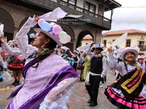 Carnaval no Peru com dançarinos em trajes tradicionais acenando lenços brancos em uma praça colonial, usando chapéus festivos decorados com balões