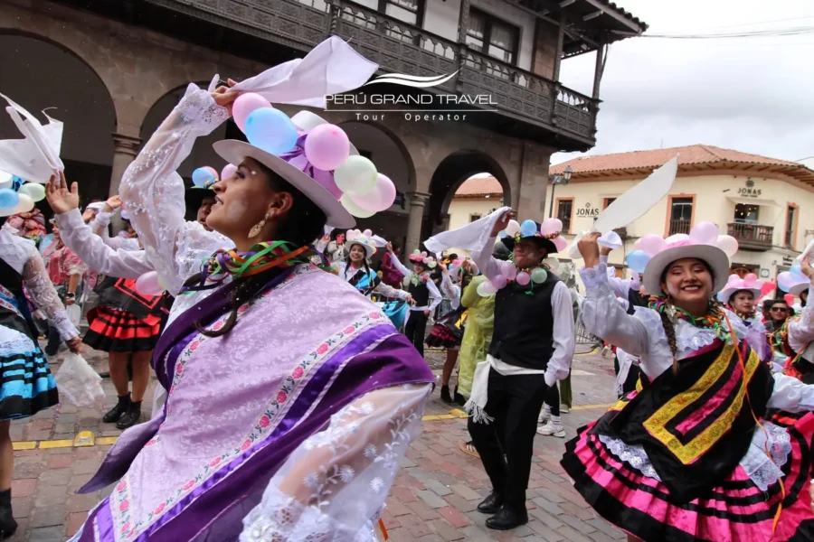 Carnaval no Peru com dançarinos em trajes tradicionais acenando lenços brancos em uma praça colonial, usando chapéus festivos decorados com balões