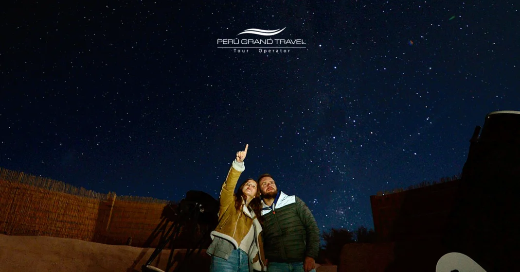 Casal contemplando as estrelas nos Andes, apaixonados em viagem, casal romântico, lugares para viajar no Dia dos Namorados