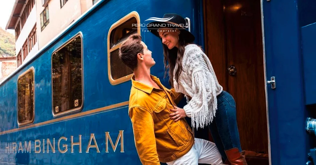 Casal viajando de trem para Machu Picchu, Peru. Trem para casais, namorados, casais casados ​​em Machu Picchu, lugares para viajar no Dia dos Namorados.