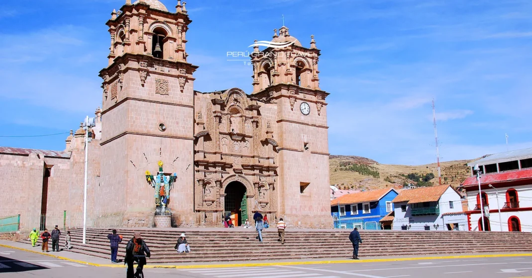 Catedral Basílica da Praça Principal de Puno, com torres gêmeas e fachada barroca de pedra sob um céu andino azul e limpo