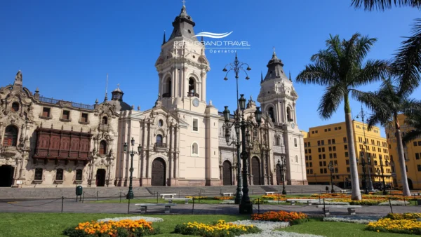 Catedrais do Peru no Centro Histórico de Lima, com fachada barroca e torres gêmeas, considerada a catedral mais antiga do Peru