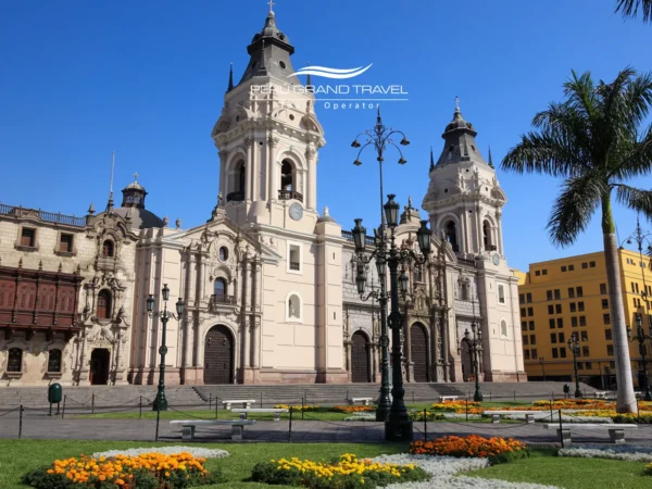 Catedrais do Peru no Centro Histórico de Lima, com fachada barroca e torres gêmeas, considerada a catedral mais antiga do Peru