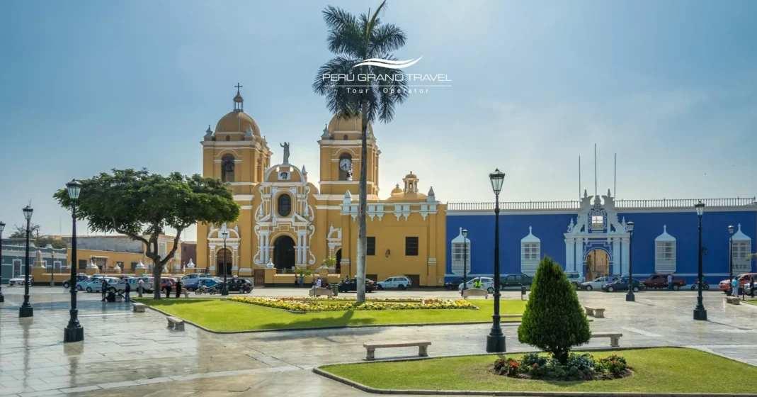Catedral de Trujillo na Plaza de Armas, Peru, destacando sua arquitetura colonial amarela e palmeiras sob um céu azul claro