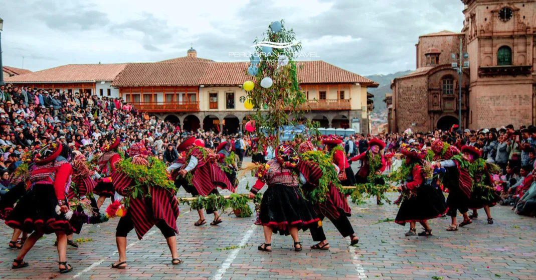 Cerimônia da Yunza (árvore decorada) durante o Carnaval de Cusco, com dançarinos de comparsa circulando a árvore na praça principal, cercados por uma multidão em festa
