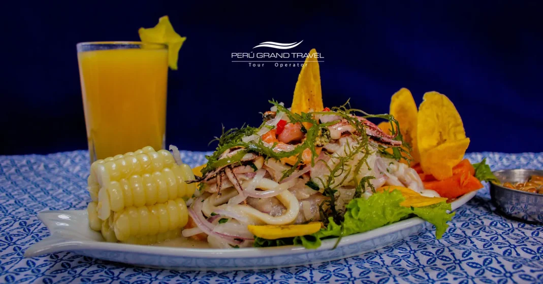 Ceviche ao estilo do norte em Trujillo, Peru, preparado com peixe fresco, cebola roxa, milho, batata-doce e suco de limão