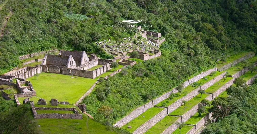 Vista panorâmica do sítio arqueológico de Choquequirao cercado por montanhas
