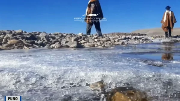 Clima em Puno com água parcialmente congelada na margem, mostrando as baixas temperaturas da grande altitude próximas ao Lago Titicaca.