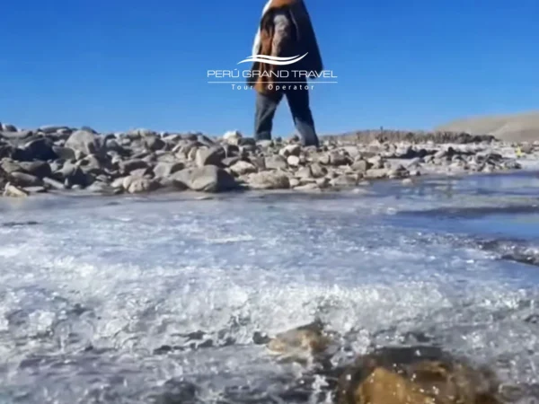 Clima em Puno com água parcialmente congelada na margem, mostrando as baixas temperaturas da grande altitude próximas ao Lago Titicaca.