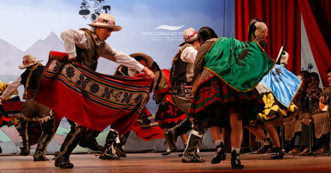 Dançarinos tradicionais se apresentando no palco do Centro Qosqo de Arte Nativo