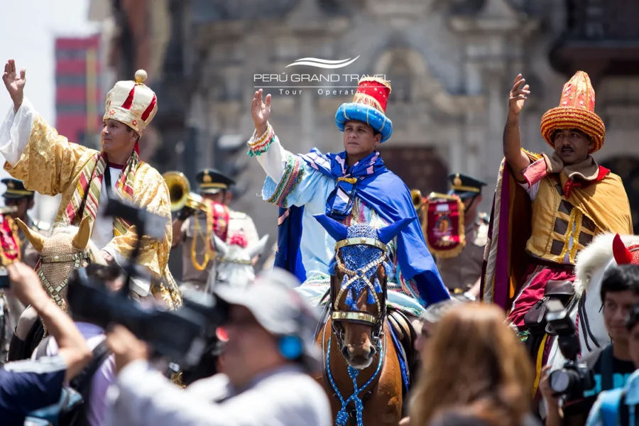 Desfile do Dia de Reis Epifania no Peru com os Reis Magos a cavalo saudando a multidão.