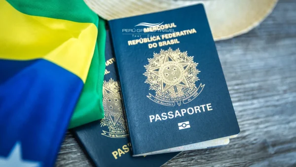 Documentação para viajar ao Peru mostrando um passaporte brasileiro