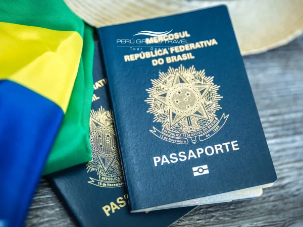 Documentação para viajar ao Peru mostrando um passaporte brasileiro
