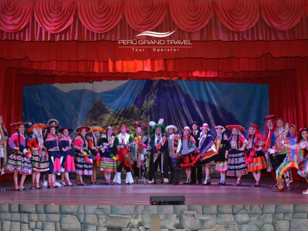 Elenco completo de danças tradicionais no palco