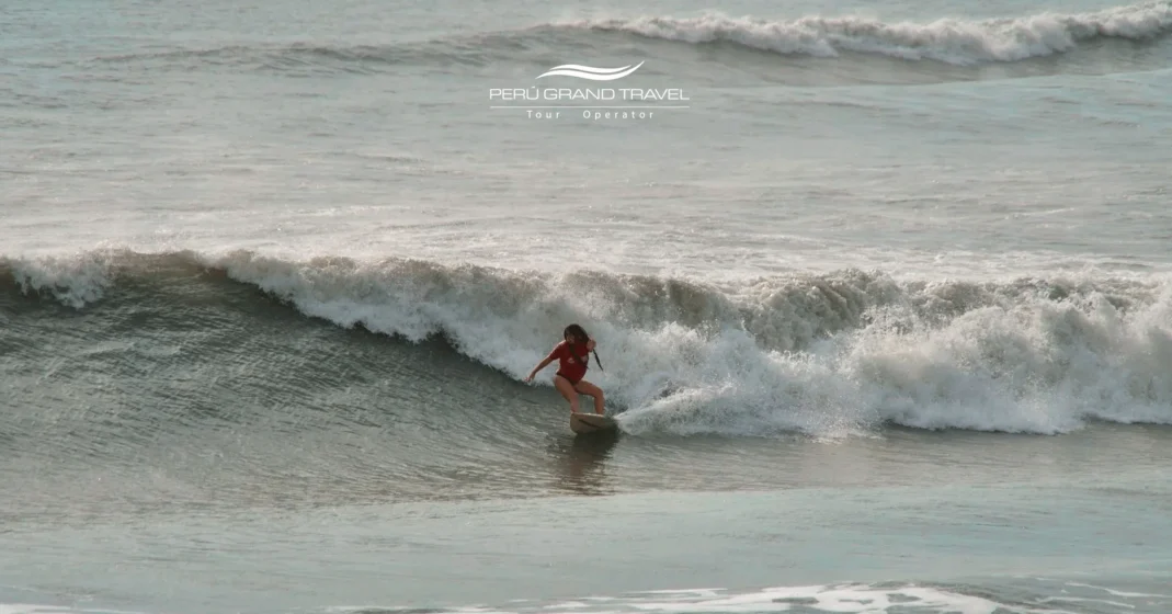 Esportes em Trujillo, surfe em barcos de junco, Trujillo, Peru, cultura Moche