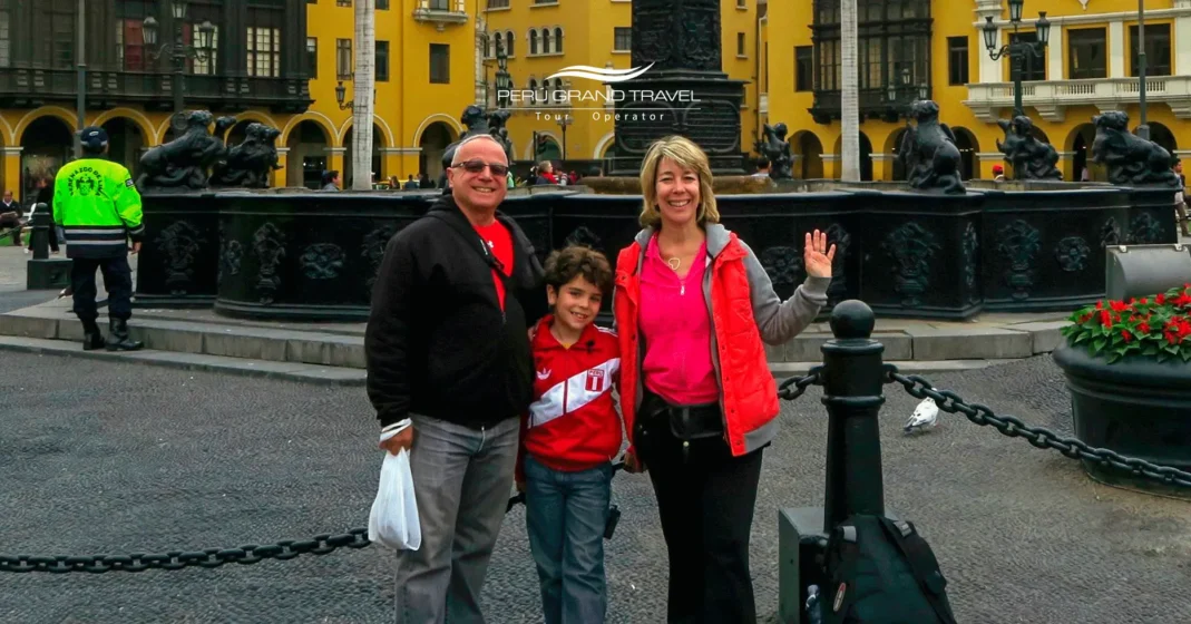 Família passeando na praça de Lima, Peru,Pacotes de Família para Lima