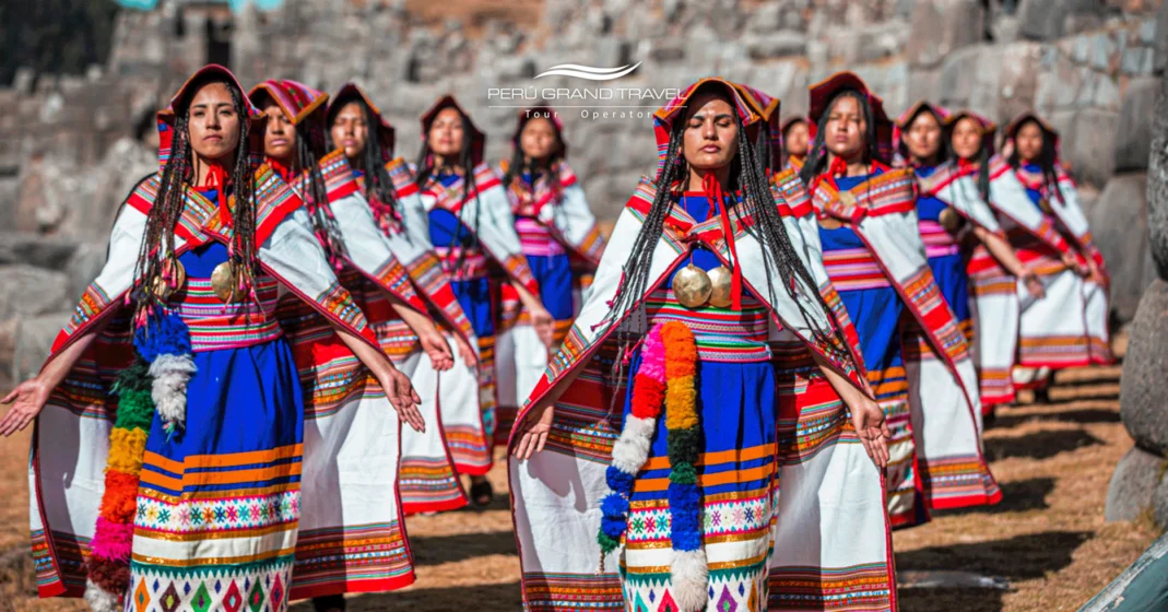 Festivais peruanos mais famosos. Inti Raymi, festivais no Peru, festividades no Peru, celebrações no Peru, Inca, Qosqo, Praça dos Armamentos, Cusco, dançarinas