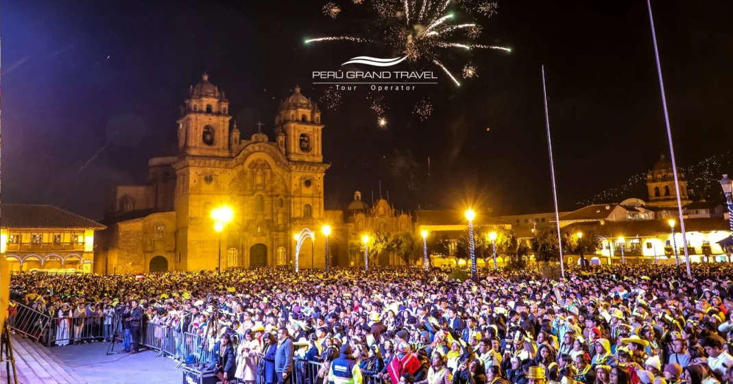 Celebração de Ano Novo em Cusco com fogos de artifício, música e pessoas reunidas na Praça de Armas.