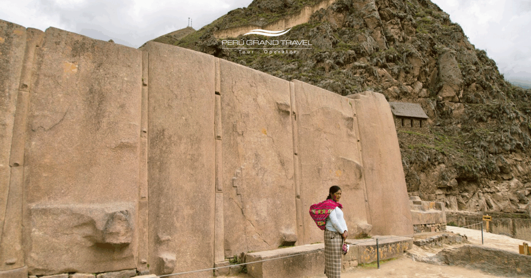 Gigantes del Valle Pararse frente a los monolitos de Ollantaytambo