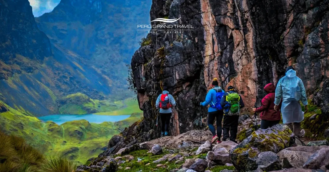 Grupo de caminhantes na trilha de Lares
