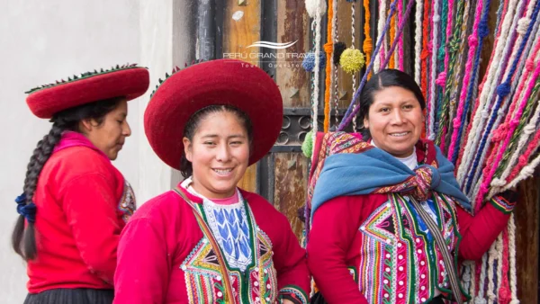 Dia Internacional da Mulher – Grupo de mulheres artesãs andinas no Peru vestindo trajes tradicionais