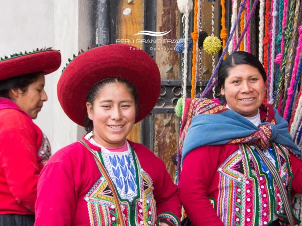 Dia Internacional da Mulher – Grupo de mulheres artesãs andinas no Peru vestindo trajes tradicionais