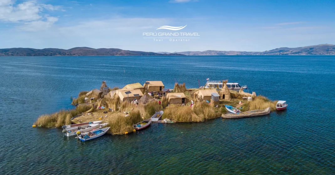 Lago Titicaca no verão, com água azul cristalina, céu aberto e barcos tradicionais próximos às ilhas flutuantes.