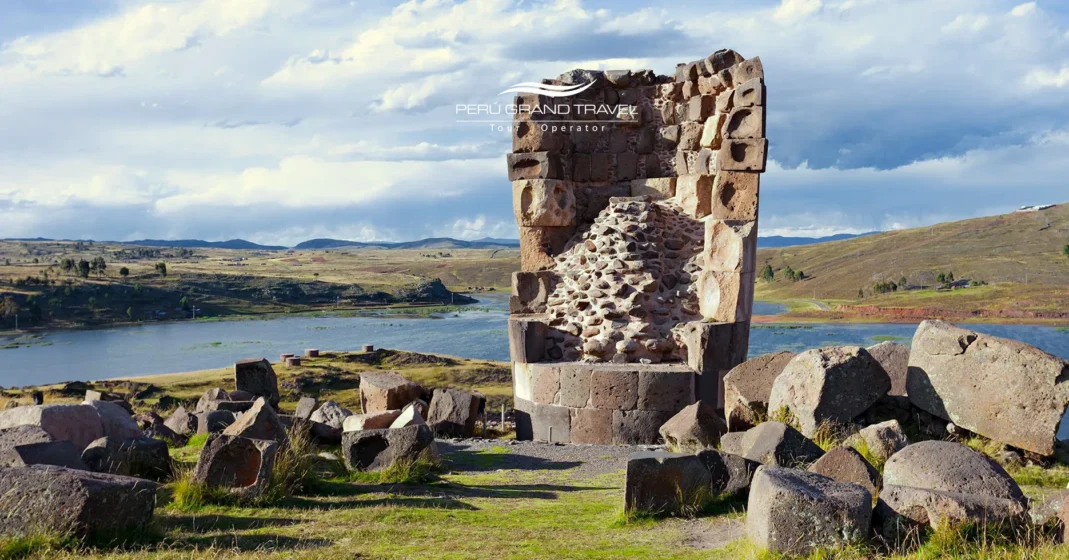 Estrutura funerária de pedra em Sillustani com o lago Umayo ao fundo