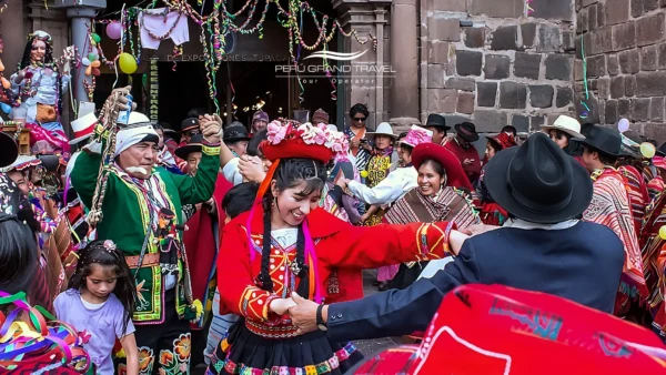 Moradores dançando durante o Carnaval de Cusco com trajes tradicionais, celebrando com música ao vivo nas ruas históricas de Cusco, no Peru