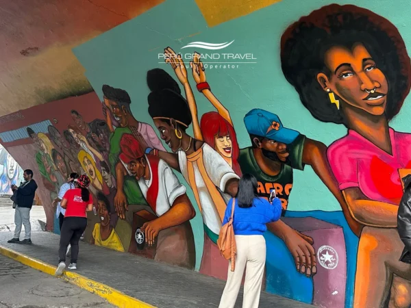 Mural colorido de arte urbano em Barranco