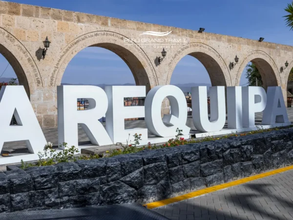 O que fazer em Arequipa: posar para una hermosa foto junto a las grandes letras de “Arequipa” en el mirador de Yanahuara.