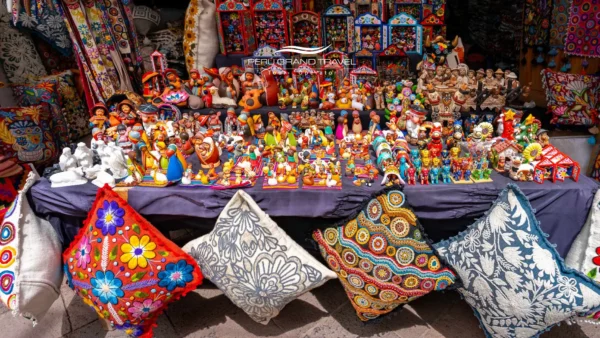 Onde comprar souvenirs no Peru Barraca colorida de artesanato peruano com figuras tradicionais, têxteis e souvenirs em mercado local