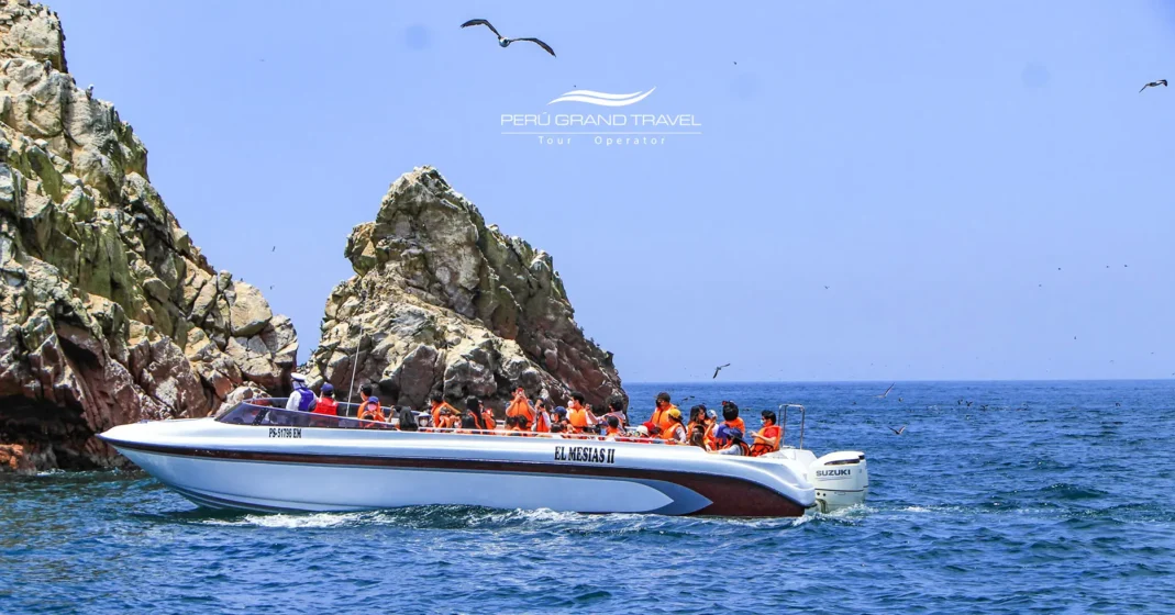 Verão no Peru Litoral de Paracas no verão, com céu ensolarado, mar azul e calmo, e paisagens desérticas na Reserva Nacional de Paracas.