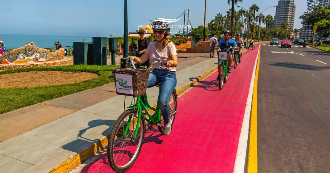 Passeio de bicicleta em família em Lima, Peru, ao longo da costa.