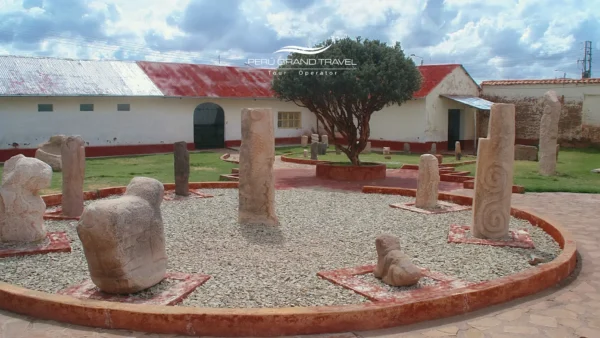 Pátio do Museu Lítico de Pukara com antigas esculturas de pedra no sul do Peru.