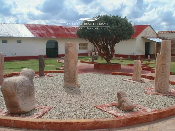 Pátio do Museu Lítico de Pukara com antigas esculturas de pedra no sul do Peru.