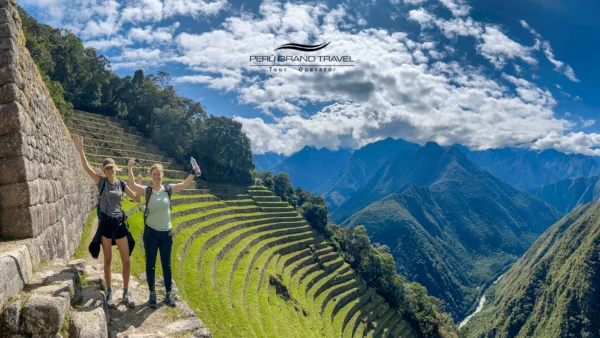 Pessoas em Intipunku, entrada da Trilha Inca, viajantes em Machu Picchu, Trilha Inca, Portão do Sol, foto panorâmica de caminhantes na Trilha Inca, viajantes em Intipunku,Trilha Inca de 2 dias versus 4 dias