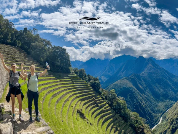 Pessoas em Intipunku, entrada da Trilha Inca, viajantes em Machu Picchu, Trilha Inca, Portão do Sol, foto panorâmica de caminhantes na Trilha Inca, viajantes em Intipunku,Trilha Inca de 2 dias versus 4 dias