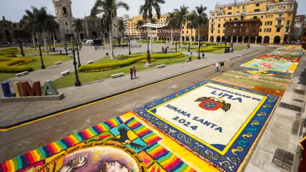Plaza Mayor de Lima decorada com tapetes de serragem com “Semana Santa