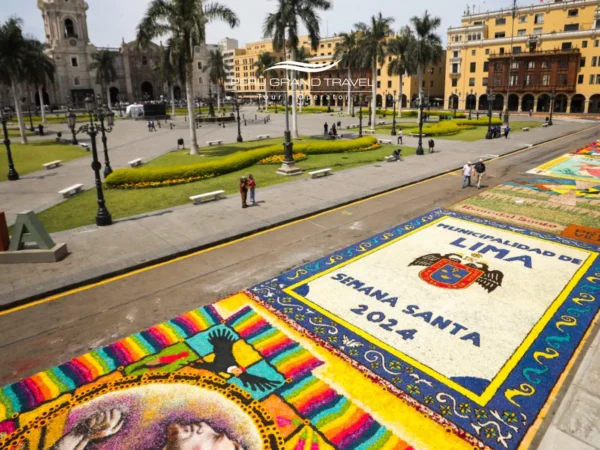 Plaza Mayor de Lima decorada com tapetes de serragem com “Semana Santa