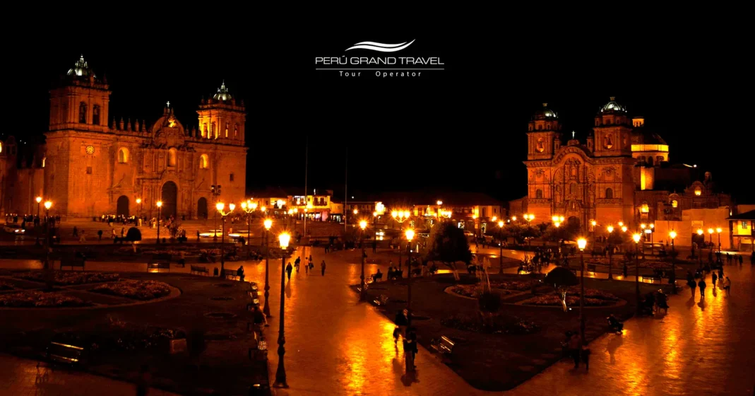 Plaza de Armas à noite em Cusco