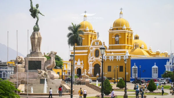 Plaza de Armas de Trujillo, Peru, com a Catedral de Trujillo em tons amarelos e arquitetura colonial no centro histórico da cidade