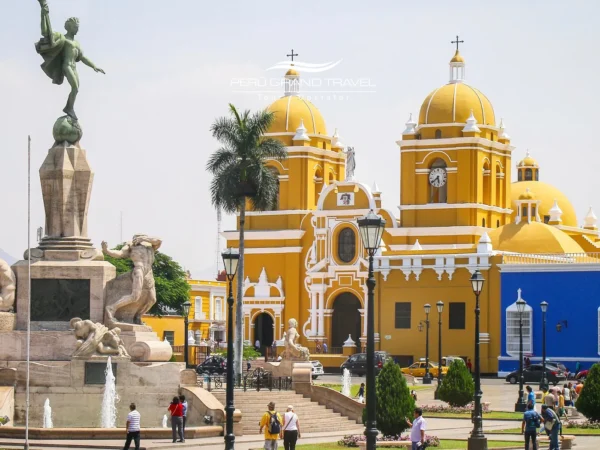 Plaza de Armas de Trujillo, Peru, com a Catedral de Trujillo em tons amarelos e arquitetura colonial no centro histórico da cidade