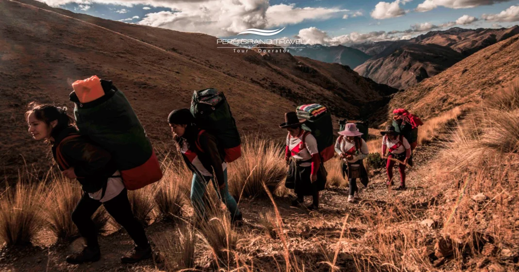 Ponto mais alto da Trilha Inca Clássica, Warmiwañusca, Turistas na Trilha Inca, Carregadores, Trilha Inca Clássica