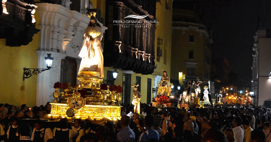 Praça Colonial durante a procissão da Semana Santa no Peru, Lima